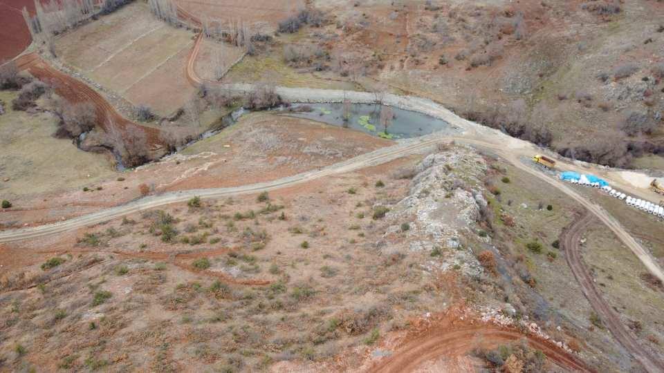 <p> 50 yıldır Tokat'ta tartışılan bir konuydu. 2021 yılı içerisinde ihalesini yaptık, inşaatına başladık. Derivasyon tünellerinin yapımı sürüyor. İki taraftan da çalışmalar devam ediyor. </p>