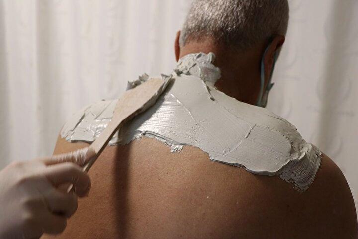 <p>"4 seans gelmeme rağmen sonuç iyi"</p>
<p>Boyun fıtığı rahatsızlığı nedeniyle çamur tedavisi uygulanan 52 yaşındaki Mehmet Sarıkalkan, dört seans gelmesine rağmen sonucun çok iyi olduğunu anlattı. Daha önce boynunu kıpırdatamadığını aktaran Sarıkalkan, "Şu anda rahat şekilde sağa sola, öne arkaya çevirebiliyorum. Çamur tedavisinden sonra boynumda epey bir rahatlama oldu. Herkese tavsiye ederim." diye konuştu.</p>