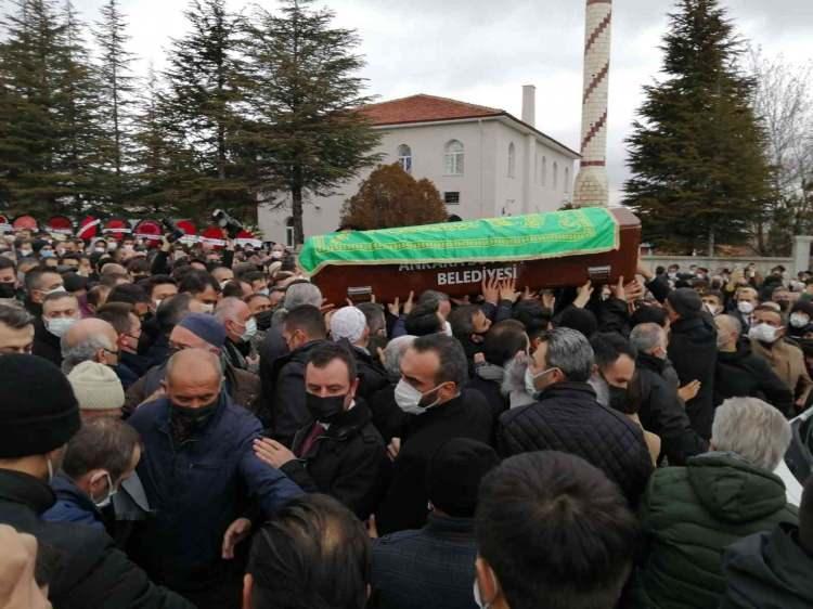 <p>Cenaze namazı öncesi oğlunun tabutuna sarılan Ali Çalık, "Beni yetim bıraktın. Nereye baksam onu görüyorum" diyerek gözyaşı döktü.</p>
