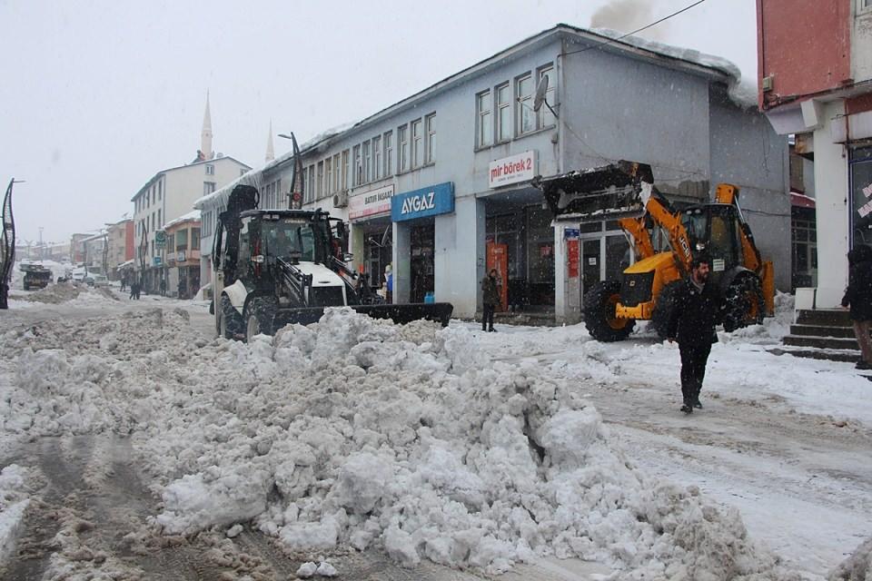 <p>Ekipler, 3 kar küreme aracı ve 2 kamyon ile sabahın erken saatlerinde başlayıp, gece yarılarına kadar çalışmalarını sürdürüyor.</p>

<p> </p>
