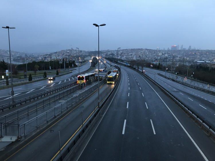 <p>İBB verilerine göre; Ocak’ın ilk 7 günü metro hattında 14 milyon 231 bin 313 yolcu taşındı. İBB’nin 2021 metro yolcu verileri incelendiğinde de 2021’in son 7 günündeki toplam yolcu sayısı ise 13 milyon 562 bin 613 oldu.</p>