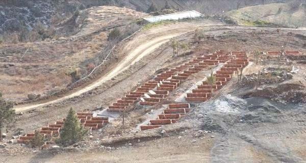 <p>YUSUFELİ'NİN TAŞINMA SÜRECİ</p>

<p>Yusufeli bölgesi, Çoruh Nehri havzasında, batıda Bayburt, İspir, doğuda Oltu ve kuzeyde Artvin bölgeleri kültür çevresinde yer almaktadır. 1892 yılına kadar 3 kez yerleşim yeri değişen Yusufeli'nin eski adıyla Kiskim olan ilçe merkezi Öğdem'den Ersis'e taşındı.</p>
