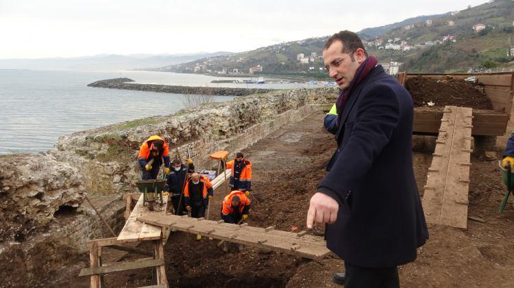 <p>Bu kale içerisinde Roma, Bizans ve Osmanlı dönemine ait objeler var. Bizans dönemine ait kilisenin temelleri mevcut. Bunlar kazıyla birlikte ortaya çıktı. Ayrıca 9 tane iskeletleriyle birlikte mezar çıktı. Bunların Bizans dönemine ait olduğu söyleniyor. Çıkan objeleri de ileride sergileyeceğimiz bir çalışma yapıyoruz” ifadelerini kullandı.</p>