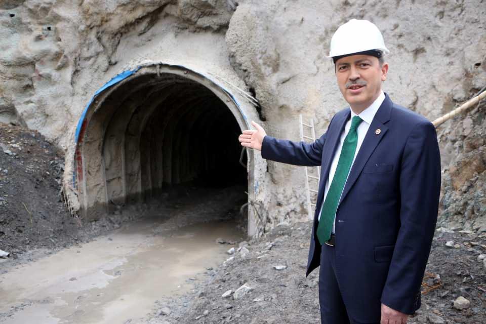 <p>AK Parti Tokat Milletvekili Mustafa Arslan, DSİ Şube Müdürü Ali Çetinkaya ile birlikte merkeze bağlı Tahtoba köyünde ihalesi tamamlanarak inşaat çalışmasına başlanılan Dartaş Barajı'nda incelemelerde bulundu. 2023 yılında tamamlanması planlanan barajın çalışmaları, havadan da görüntülendi. 1971 yılında gündeme gelen ancak inşaat aşamasına 2021'de geçilebilen barajın yüzde 20'lık kısmı tamamlandı. </p>

<p> </p>
