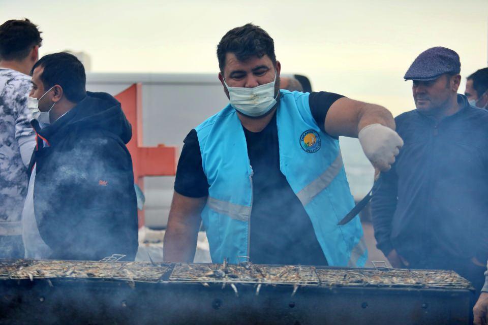 <p>Festivalde 2 ton hamsi, 2 saat içinde katılımcılarca tüketildi.</p>