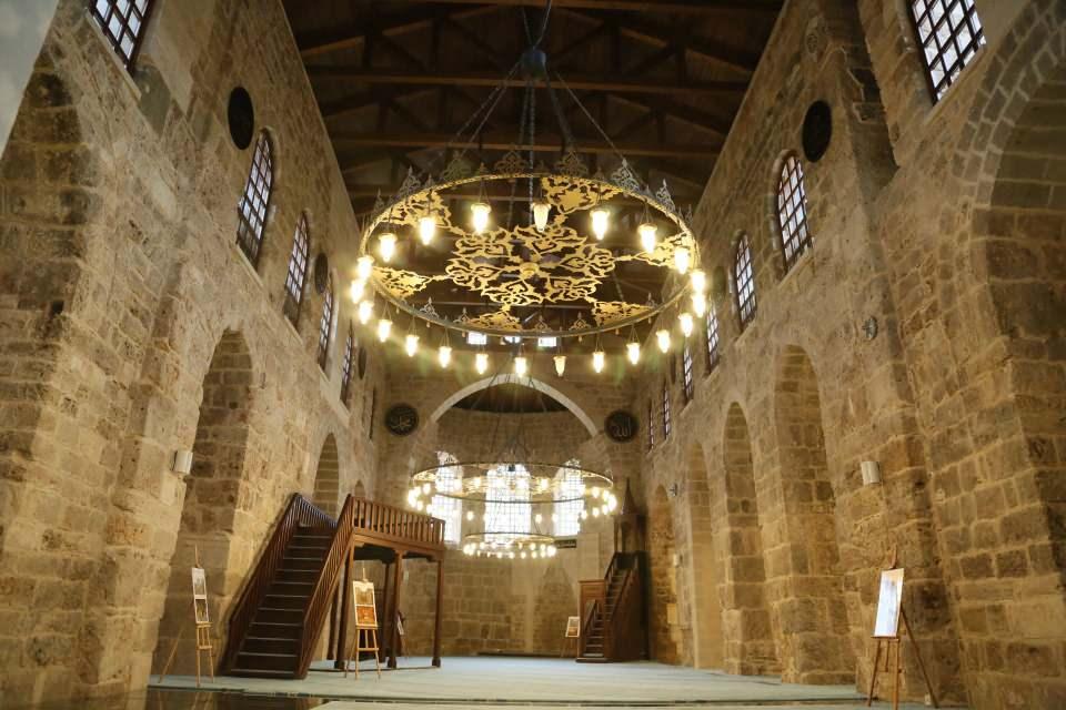 <p><strong>123 YIL SONRA KÜLAHI YERİNE KONULDU</strong></p>
<p>Selçukluların Antalya'yı fethiyle 'fethin sembolü' olan, Osmanlı İmparatorluğu döneminde ise 2'nci Bayezid'in oğlu Şehzade Korkut'un Teke Sancak Beyliği'ne atanmasıyla onarılan caminin restorasyonu kapsamında, 2019 yılında 'kesik minare' olarak anılmasına neden olan minaresine 123 yıl sonra ahşap külah takıldı. </p>