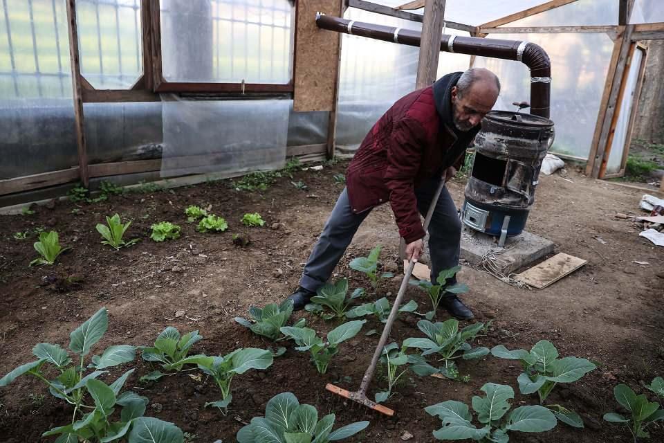 <p>Birkaç kez kendisinden para isteyenlere yardım ettiğini belirten Kır, "Ardından onlar için bir şeyler yapmaya karar verdim. Bu insanlar için çorba, çay yapmaya başladım. Bu fikrimi de onlarla paylaştığımda bunu kabul ettiler. İyilik hareketimiz öyle başladı." diye konuştu.</p>
<p> </p>