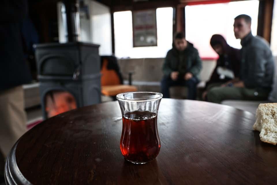 <p><em><strong>Kır, ardından iyilik hareketinin her geçen gün büyüdüğünü anlatarak, şöyle devam etti:</strong></em></p>
<p>"Caminin önüne gelen adamların üstü başı pis içindeydi. Onlar için banyo yaptım ve temizlenmelerini sağladım. Gelenlere sabunundan havlusuna, diş fırçasına, iç çamaşırına kadar veriyoruz. İnsanlar böylece temizlenmiş oluyor, temizlendikten sonra da insanın ruhu rahatlıyor. Buraya gelen insanlar rahat uyusun diye bir misafirhane de yaptık. </p>