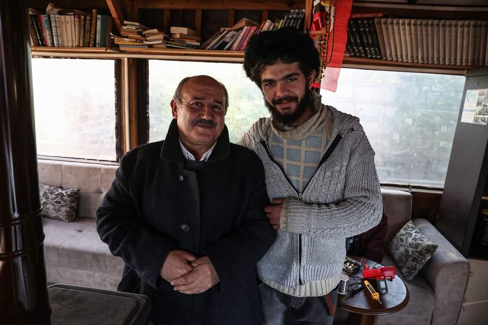 <p><strong>- "Kur'an kurslarında gönüllü olarak elektrik işlerine bakıyorum"</strong></p>
<p>İmam Kır'ın önce emekli edip ardından iş bulduğu Nihat Ulusoy ise elektrik teknisyeni olduğunu, bazı sıkıntılardan dolayı okuluna devam edemediğini dile getirdi.</p>
<p>Ulusoy, annesinin vefatı ve eşinden ayrılmasından dolayı bir dönem kendisini boşlukta bulduğunu anlatarak, bu dönemde imam Kır'la tanıştığını ifade etti.</p>
<p>Kır'ın hayatına dokunmasıyla yeniden düzenli bir hayata kavuştuğunu vurgulayan Ulusoy, "Hocamın sayesinde önce emekli oldum. Daha sonra Eyüpsultan Müftümüzün de kabul etmesiyle müftülüğe bağlı camilerde, Kur'an kurslarında gönüllü olarak elektrik işlerine bakıyorum. Bu iş bana büyük keyif, huzur veriyor. Yine kendi işimi yapmaya devam ediyorum. Mutluyum." diye konuştu.</p>
<p> </p>