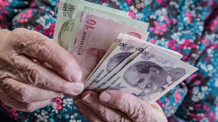 <p><strong>EŞTEN, BABADAN AYLIK ALANLAR</strong><br />
<br />
Eşinden dolayı maaş alan SSK ve Bağ-Kur'lular yüzde 25.5, Emekli Sandığı'ndakiler yüzde 30.95 zam alacak. Alt sınır aylığındaki 2 bin 500 lira sınırı ise dosya bazında uygulanacak.</p>