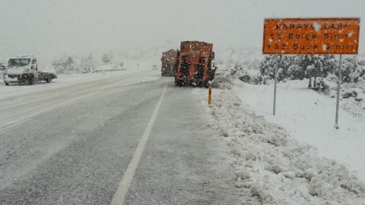 <p>Tedbir amaçlı tırların geçişine izin verilmeyerek Akseki Bölge Trafik ekipleri tarafından sabah saatlerinden itibaren dinlenme tesislerine yönlendirilmişti.</p>