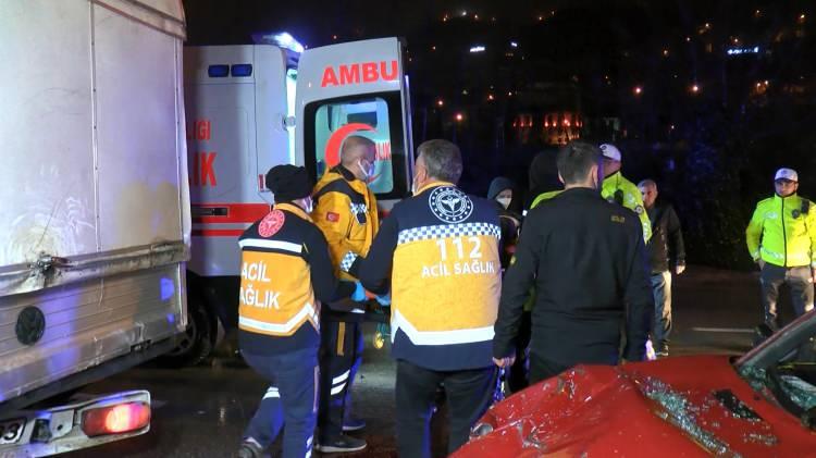 <p>Metro istasyonunun elektrik bakımı için Mudanya Bulvarı'nın sol şeridine vinç kuran işçiler, olası bir kaza ihtimaline karşı yola dubalar yerleştirmeye başladı. Bu sırada kent merkezine giden İsmail İlhan (28) idaresindeki 16 VZ 402 plakalı otomobil, iddiaya göre, başka bir aracın sıkıştırmasıyla manevra yaparak sol şeride geçti. </p>
