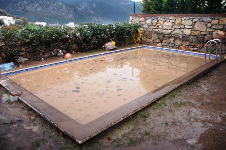 <p>Bodrum’da önceki gece başlayan ve öğlene kadar devam eden dolu, sağanak yağmur bugünde devam edince onlarca ev sular altında kaldı.</p>