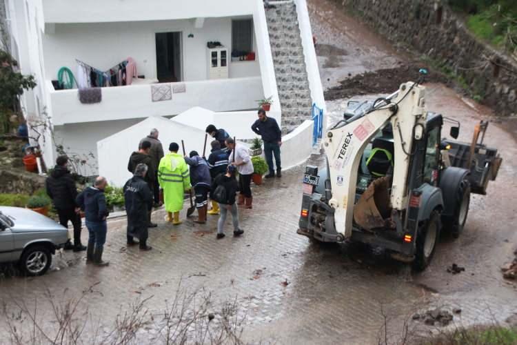 <p>Evleri sular altında kalan vatandaşlar gözyaşlarını tutamadı. Bazı vatandaşlar ise evlerini temizlemeye çalıştı. İslamhaneleri mahallesinde derelerin taşmasıyla birlikte birçok evi ve işyerini su bastı.</p>