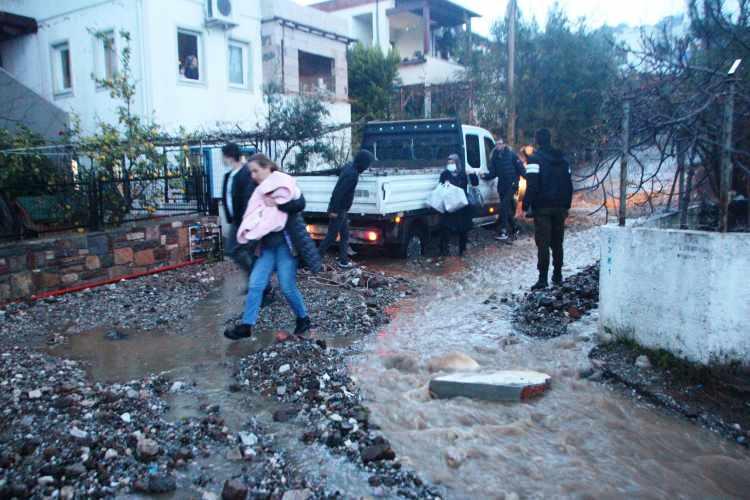 <p>Şiddetli yağmur nedeniyle bazı yolların asfaltları ve kaldırım taşları yerinden söküldü. Bodrum - Turgutreis yolu trafiğe kapatıldı.<br />
Hamile kadının korkudan sancısı tuttu</p>