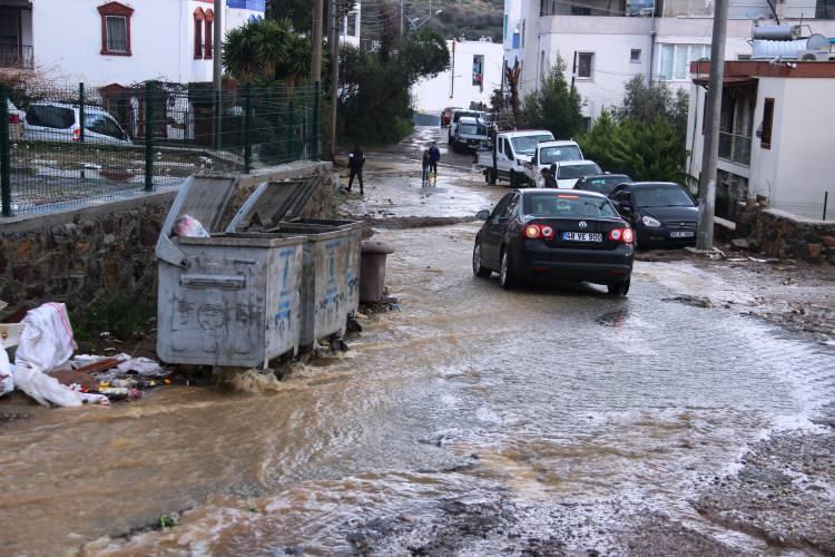 <p>İslamhaneleri Mahallesinde tepelerden gelen yağmur onlarca evi su altında bıraktı.</p>