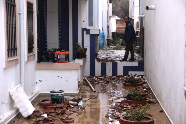 <p> Bir hamile kadın evinin su basması nedeniyle sancısı tutarak hastaneye kaldırıldı.</p>
