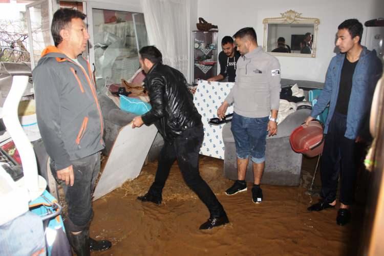 <p>Yeni doğan bir bebek ise hastaneden çıkar çıkmaz çamur dolu evine götüren annesi zor anlar yaşadı.</p>