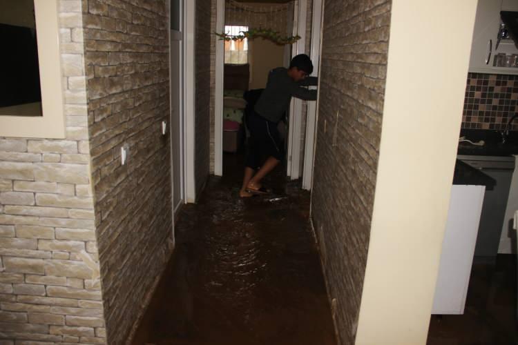 <p>Birçok sokak hayvanı ise sel sularına kapılarak telef oldu. Yalıkavak, Peksimet, Kadıkalesi, İslamhaneleri, Yaka Mahallesi sel sularına teslim oldu.</p>