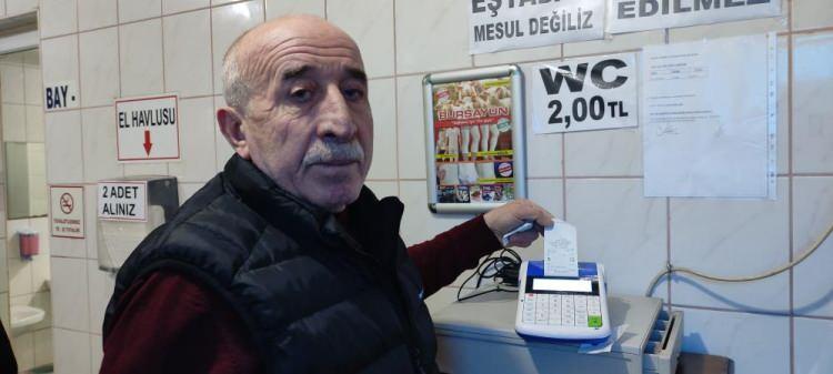 <p>Çarşıda çoğu esnaf çalıştıkları iş yerlerine yakın başka tuvaletler olmasına rağmen temiz olduğu için yüzlerce metre yürüyüp Durak Coşkun'un tuvaletini kullanıyor. Tuvalette yazar kasa bulunurken, fiş de kesiliyor. Temiz olduğu için günde 300 kişinin kullandığı tuvalette 2 lira ücret alınıyor.</p>