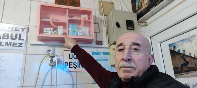 <p>20 yıldır tuvalet işletmeciliği yaptığını ifade eden Durak Coşkun, "İşimi severek yapıyorum. Tuvaletlerim her daim temiz ve bakımlı. Böyle olunca herkes benim tuvaletimi tercih ediyor.</p>