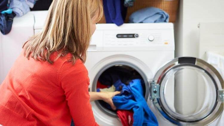 <p><strong>Sürekli kullanılan çamaşır makineleri hijyen açısından sıklıkla temizlenmesi gerekiyor. Eğer sürekli temizlenmez ve ihmal edilirse makine içerisidne nem hapsolup kötü kokulara neden olur. </strong></p>
