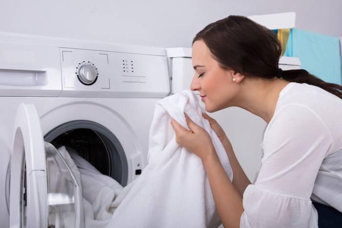 <p><strong>Kıyafetlerinde yıkadıktan sonra güzel kokmaya devam etmesi çok önemlidir. Son zamanlarda birçok kadının  şikayet ettiği durumlardan biri de çamaşrıların yıkandıktan sonra nem ve rutubet kokmasıdır. </strong></p>
