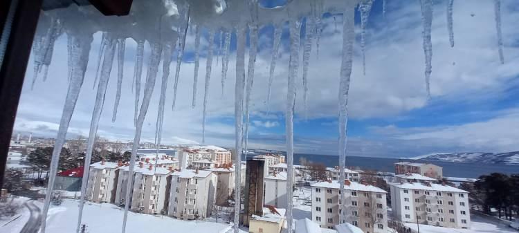 <p>Bitlis'in Tatvan ilçesinde etkili olan soğuk hava nedeniyle evlerin çatılarında boyları 2 metreyi bulan buz sarkıtları oluştu.</p>
