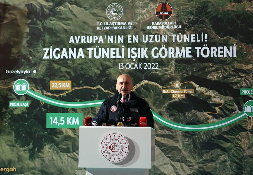 <p>Karaismailoğlu, Trabzon-Gümüşhane kara yolu üzerinde yapımı devam eden ve tamamlandığında çift tüpte 29 kilometre uzunluğuyla Avrupa'nın en uzun kara yolu tüneli unvanını alacak Yeni Zigana Tüneli'nde gerçekleştirilen ışık görme törenine katıldı.</p>

<p> </p>
