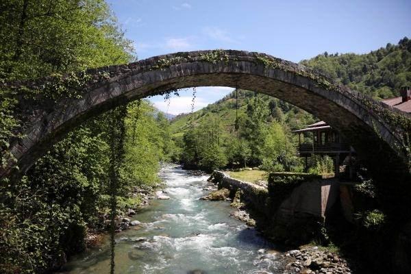 <p>Tuvalette kullanılan suyun illaki içme suyu olması gerekmiyor. Bu konuda bakış açımızı biraz değiştirmeniz gerekiyor. Ön hazırlığını yapıp su konusunda mutlaka harekete geçmemiz gerekiyor. Avrupa, hatta dünya bunu fark etti ve 'Su Çerçeve Direktifi' hazırladı. Büyük havzalar oluşturdu ve bu havzalardaki ne kadar içilebilir ne kadar kullanılabilir şekilde analizler yaptı"</p>
