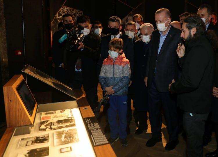 <p>Müzede gezip, incelemelerde bulunan Erdoğan, yetkililerden bilgi aldı.</p>

<p> </p>
