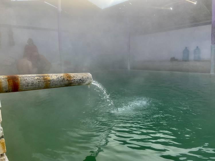 <p>Kaplıca sularının çıktığı bölgeye jeotermal kaynaklarla kurulan kaplıca tesisleri, hastalıklarına şifa arayan vatandaşların uğrak yeri olurken bölgedeki tarihi yerleri ziyarete gelen turistlerin de dinlenme noktası oluyor.</p>
