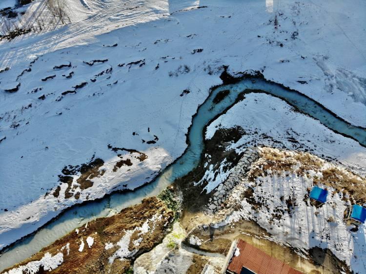 <p>Romatizma, böbrek taşı, bel fıtığı ve birçok hastalığa iyi geliyor. Eksi 48 derece bile olsa vatandaşlar gelip suya giriyor çünkü suyun sıcaklığı çok etkili. Girdiğiniz zaman üşümüyorsunuz.</p>