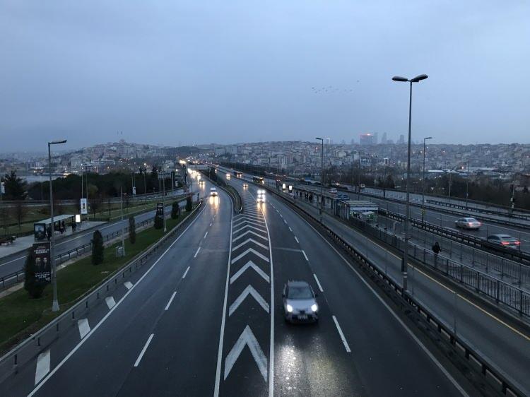 <p>Peki İstanbul trafiğinde hissedilen bu rahatlamanın rakamlara yansıması ne? İstanbul trafiğinde yüzde kaçlık bir azalma oldu? Trafiğin azalmasıyla birlikte toplu taşıma araçlarını kullananların sayısı arttı mı?</p>
