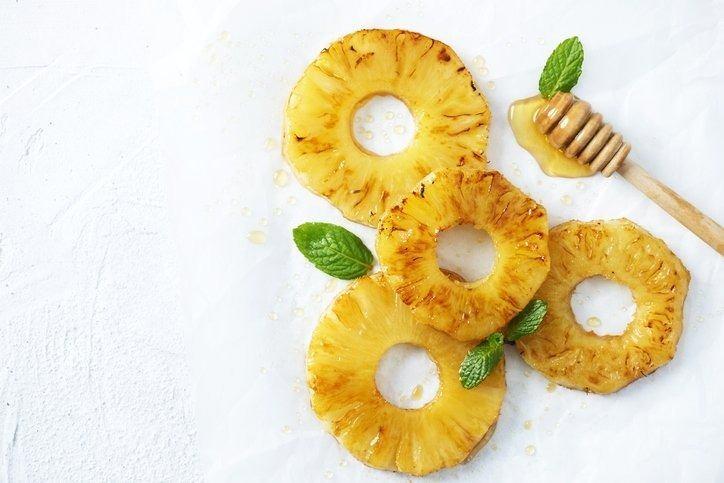 <p><span style="color:#B22222"><strong>ANANAS DİLİMLERİ</strong></span></p>
<p><strong>Sindirim kolaylaştıran meyvelerden biri olan ananası öğünlerinizde yer verin. </strong></p>
<p><strong>Izgarada hafifçe kızartacağınız ananas dilimleri, ananasın yoğun içeriği ile birlikte düşük kalori almanızı sağlarken tatlı krizlerinizle de baş etmenizi sağlar.</strong></p>