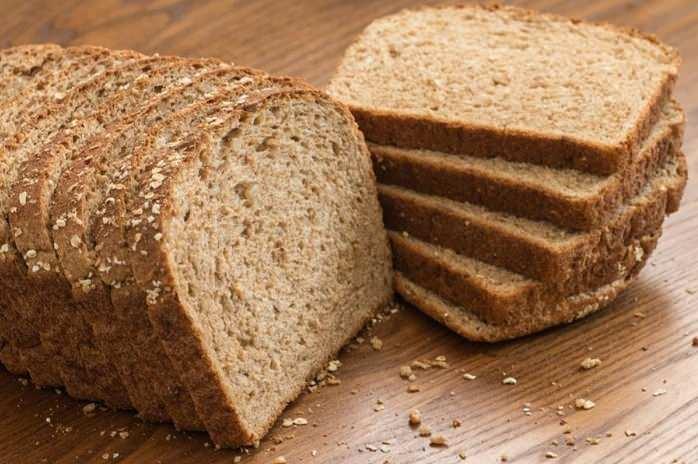 <p><strong>Hemen herkesin her öğün yemeğin yanında tükettiği ekmek çok fazla tüketildiğinde daha çok kilo almanıza neden olmaktadır. Özellikle beyaz ekmek kan şekerinizin aniden yükselmesine ve çok çabuk acıkmamıza neden olmaktadır. Bir dilim ekmek 53 kalori olarak hesaplanmaktadır. </strong></p>
