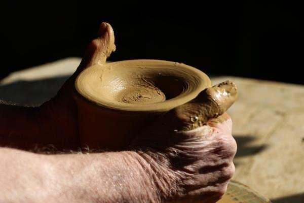 <p>1984 yılında ülkemize plastik girdi, bizim mesleğimizde bir gerileme oldu. 2000 yılında bu köyde 80 tane atölye vardı. Her evin avlusunda, bahçesinde atölye vardı. Şu anda 30 tane çalışan atölye var. Bunun 12-13 tanesi halen elle üretim yapıyor, diğerleri kalıp ve presle üretim yapıyor" dedi.</p>