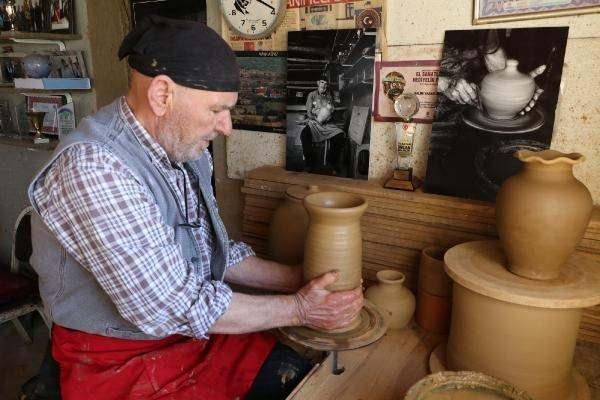 <p>Mesleğe, 13 yaşında babasının atölyesinde başladığını anlatan Yaşar, "15 yıl Almanya’da çömlekçilik yaptım. 1992 yılında Vietnam’a gittim. 5 yıl boyunca Vietnam'da da bu işin öğretmenliğini yaptım. </p>
