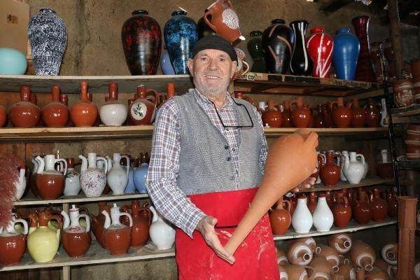 <p>'ÇÖMLEKÇİLİK SAYESİNDE AZ GÖÇ VERİYORUZ'</p>
<p> </p>
<p> Pazaryeri ilçesinde birçok kişinin bu işle uğraştığını, bu nedenle köylerinin çok az göç verdiğini ifade eden Yaşar, "Katıldığım fuarlarda kurs veriyorum, eğitimler için okullara gidiyorum ama çırak yetişmiyor desem yeri var. </p>