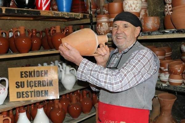 <p>Bu meslek sosyal güvencesi olmayan bir meslek. Şimdi gençler, 'Bir fabrikaya gireyim de en azından sigortam yatar' diye düşünüyor. Bu imkan bunda da var, istersen burada da yaparsın bunu.</p>