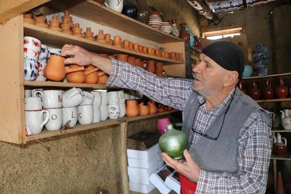 <p> Buradan çok göç verdik. Pazaryeri ilçesinin 24 köyünde en az göç veren bizim köyümüzdür. O da neden? Bu mesleğin oluşundan. Burası esnaf bir köydür. Özellikle hafta sonlarında İzmit'ten, İstanbul'dan, Eskişehir'den ziyaretçilerimiz gelir" dedi.</p>