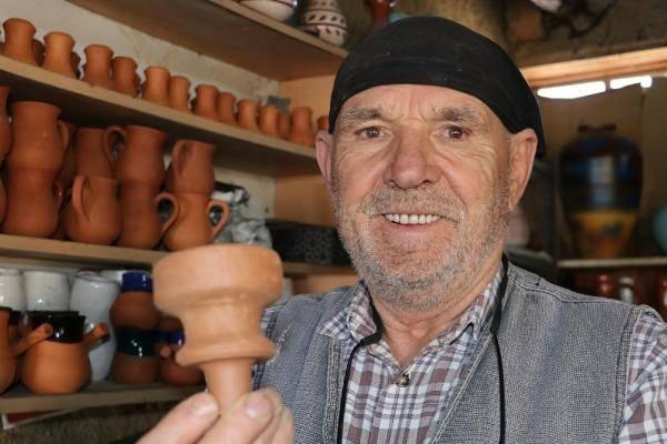 <p>ÖDÜLÜNÜ CUMHURBAŞKANI ERDOĞAN VERDİ</p>
<p>Salim Yaşar, 80 yıllık ömrünün 67 yılını verdiği çömlek ustalığında devlet sanatçısı olurken, 'Yaşayan İnsan Hazineleri Geleceğe Aktarılan Mirasın Temsilcileri' arasında yer aldı. Beştepe Millet Kongre ve Kültür Merkezi'nde düzenlenen törene katılan Yaşar, ödülünü de Cumhurbaşkanı Recep Tayyip Erdoğan'ın elinden aldı. Çok mutlu ve gururlu olduğunu ifade eden Yaşar, "Cumhurbaşkanımız karar vermişler, bize bu ödülü verdi. </p>
