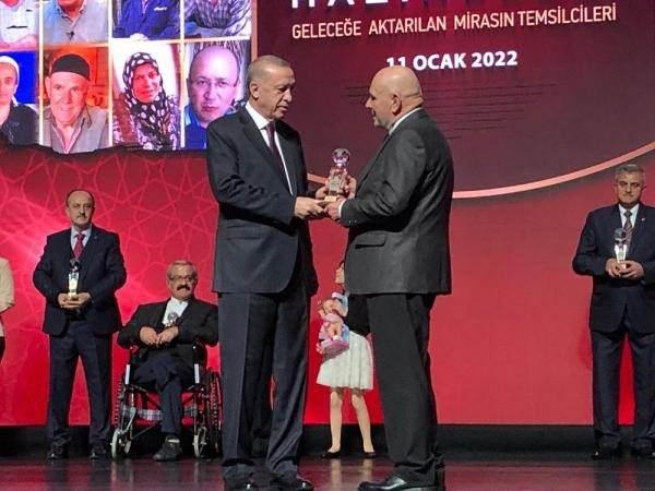 <p>Ödülünü, Cumhurbaşkanı Recep Tayyip Erdoğan’ın elinden alan Yaşar, "Gururluyum. Ankara’ya gideceğim için 1 hafta uyumadım. </p>
