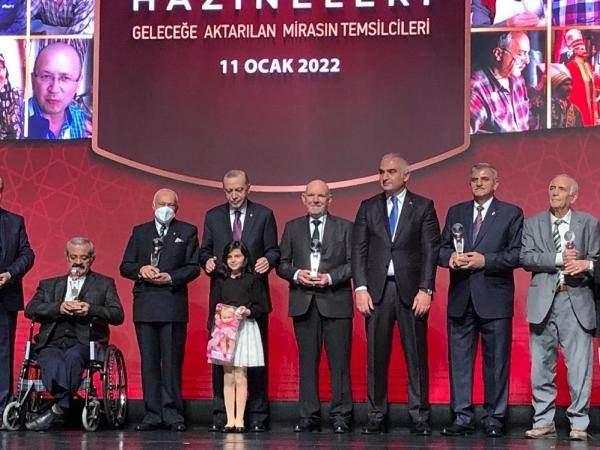 <p>Sayın Cumhurbaşkanına, bu ödülü kendi adıma, Kınık köyündeki çömlekçiler adına aldığımı söyledim. Tabi kendisi de memnun oldu. Çok mutlu ve gururluyum. Özellikle köyüm adına çok gururluyum. Ankara’ya gideceğim için 1 hafta uyumadım. İnanın Cumhurbaşkanımızın karşısında ilk 30 saniye çok heyecanlandım ama kendisinin o güler yüzü ve samimi havasıyla tüm heyecanım gitti ve çok rahatladım. Bu, 67 yılın verdiği bir ödüldür. Pek çok ödül aldım ama bunun ayrı bir yeri var" ifadelerini kullandı.</p>