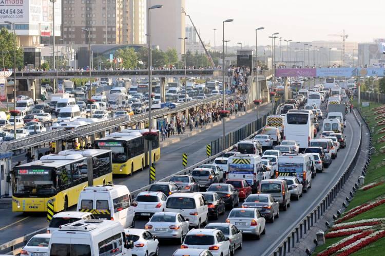 <p>Yani metro hattında bir haftada 668 bin 700 yolcu artışı var. Gelelim Şehir Hatları rakamlarına... Aralık ayında Şehir Hatları’nı günde ortalama 75 bin 916 kişi kullanırken 2022’nin ilk 3 günü 1-3 Ocak’ta günlük yolcu sayısı 83 bin 515 oldu.</p>