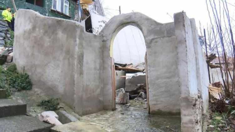 <p>Kaza sonucunda, üzerine kamyonetin devrildiği gecekondu yapı, tamamen yıkıldı. Kamyonetin vinç yardımıyla kaldırılması için çalışma başlatıldı.</p>
<p> </p>