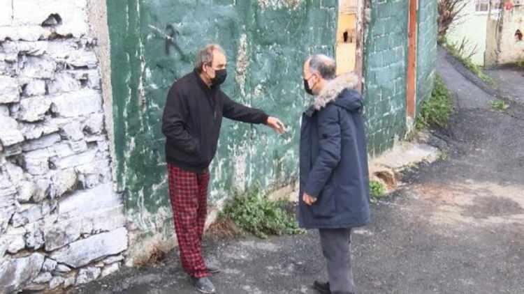 <p>"BİR GÜRÜLTÜ DUYDUM ÇATI ÜZERİME DÜŞTÜ"</p>
<p>Kazanın yaşandığı sırada evinden odun almak için çıkan Doğan Melekoğlu, "Sabah, odun almak için depoya gitmiştim. Bir gürültü duydum. Çatı üzerime düştü. Kafamdan yaralandım. Çatıyı kaldırdıktan sonra kamyonetin devrildiğini gördüm.</p>
<p> </p>
<p> </p>