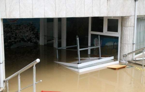 <p>“Hazırlıksız yakalandılar”</p>
<p>Site sakinleri su baskınına gece uykuda yakalanınca dışarı çıkamayarak evlerinde mahsur kaldı. Evlerinin 2. katına çıkan site sakinleri 112’yi arayarak yardım istedi. </p>