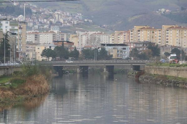 <p>Yağış olduğu için su problemi yaşanmayacağı düşünülebilir, fakat şehir merkezleri çoğunlukla beton. Yağışlar yer altı sularına karışmıyor, denize doğru gidiyor. Denize gittikten sonra o suyu kullanabilmek için maliyeti yüksek işlemler gerekiyor. Kısacası çok yağış olması su kaynaklarımızın dolacağı anlamına gelmiyor. Bir anda fazla yağış olması da sel gibi afetlere neden oluyor" dedi.</p>