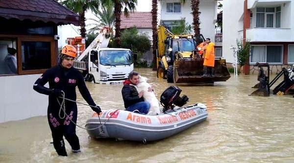 <p>Manavgat ve Antalya Büyükşehir Belediyesiyle AFAD ekipleri, tatil sitesindeki vatandaşların yardımına koşarken, sitede 1. kattaki daireler ve araçların sular altında kaldığı gözlendi.</p>
